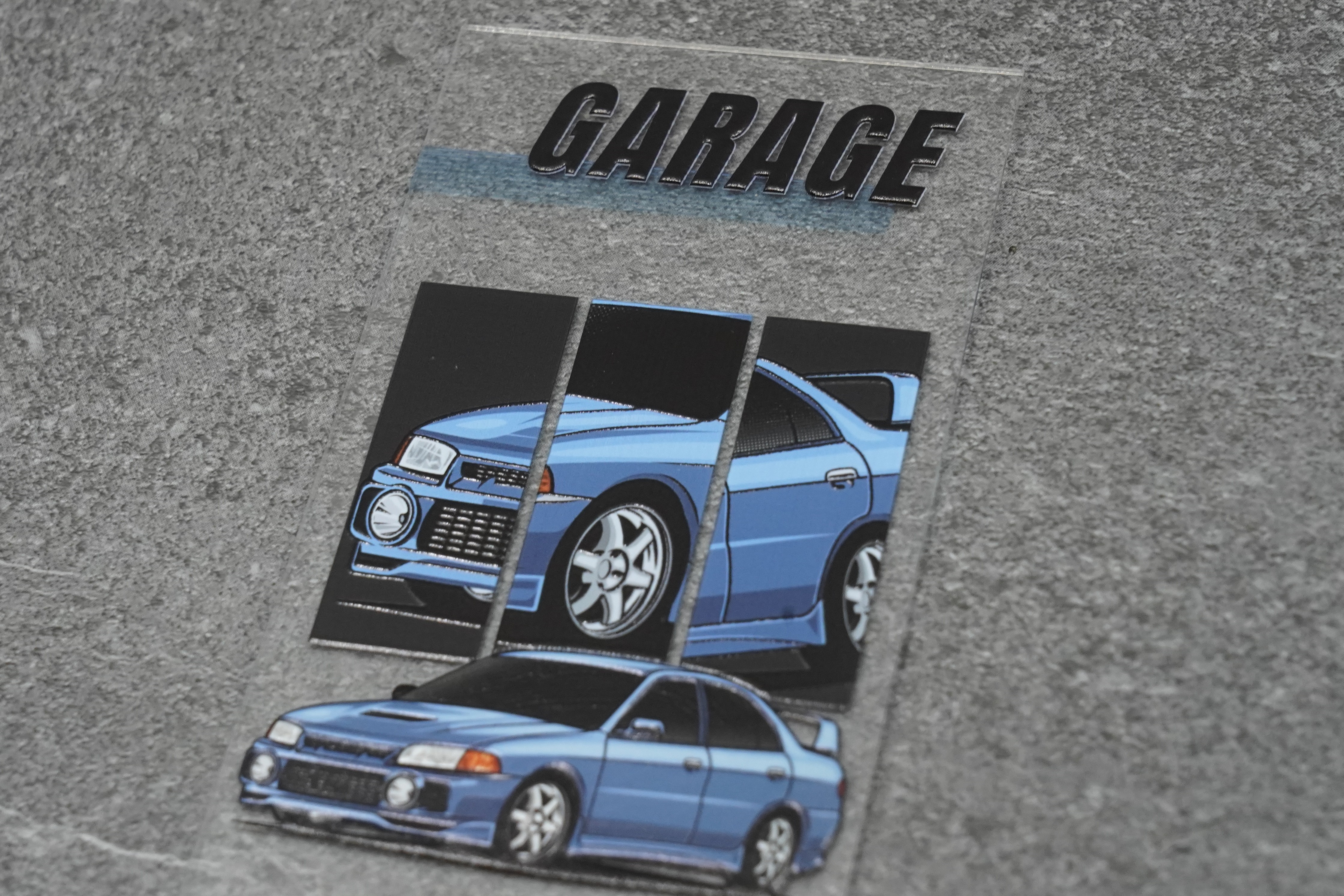 Vollfarbiger Illustrations-Druck eines blauen Sportwagens auf Acryl mit fühlbarer 3D-Textur — reales Kundenprojekt für ein Autohaus